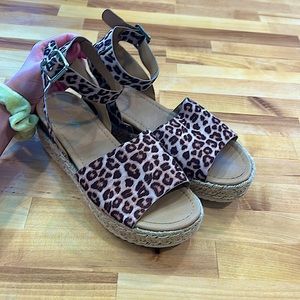 Platform cheetah pattern sandals- very good condition